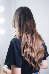 Fototapeta premium mujer cabello castaño salon de belleza beauty salon beautiful hair cabello hermoso