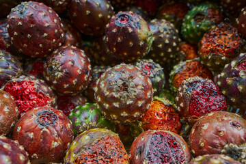 Pitayas mexicanas del cactus puestas en una canasta