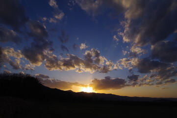 Fototapeta na wymiar 大空に雲の広がるダイナミックな夕暮れの風景。
