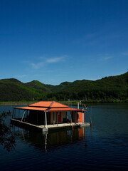 한국의 수중가옥, 호수와 산 

