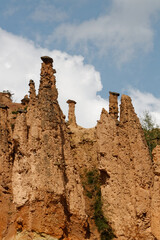 Naturalna atrakcja Davolja Varos w Serbii w postaci zerodowanych skał z głazami andezytowymi na szczytach. © Miroslaw