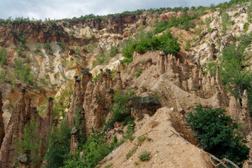 Naturalna atrakcja Davolja Varos w Serbii w postaci zerodowanych skał z głazami andezytowymi na...