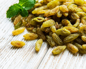 Green dried raisins
