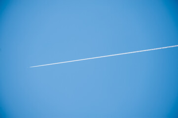 青空に一本に飛行機雲