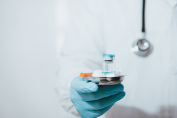 Obraz premium Doctors or scientists have used syringes to study long-term vaccines, carrot viruses, covid-19, virus prevention and immune concepts.