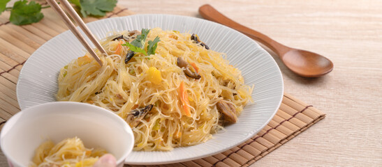 Rice vermicelli noodles stir-fried with boiled pumpkin.