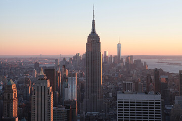 Uitzicht vanaf het Empire State Building op de stad New York op een zonnige dag