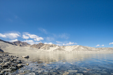 Fototapeta na wymiar Gobi snow mountains and lakes in kashgar, xinjiang, China
