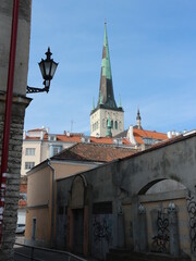Gasse in Tallinn mit Blick auf Kirche
