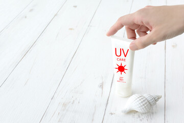 日焼け止めクリームと女性の手