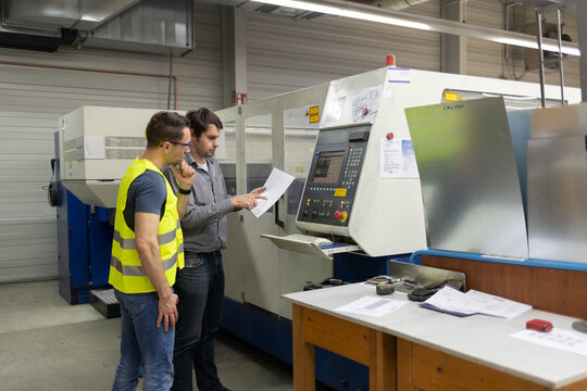 Arbeitsvorbereiter erkl&auml;rt Bediener eine Laserschneidanlage den Ablaufplan