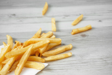 Close-up of french fries scattered on the table. テーブルの上に散らばったフライドポテトのクローズアップ