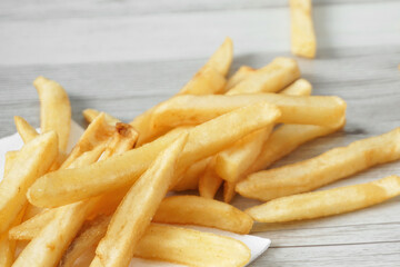 Close-up of french fries scattered on the table. テーブルの上に散らばったフライドポテトのクローズアップ