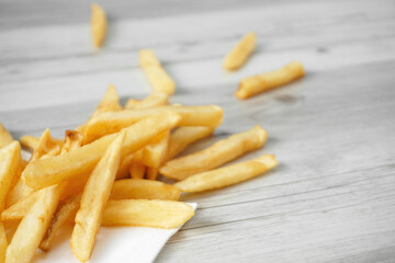 Close-up of french fries scattered on the table. テーブルの上に散らばったフライドポテトのクローズアップ
