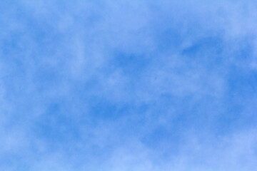 Ciel bleu laiteux 