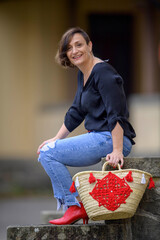 Modella posa con borsa e tacchi alti