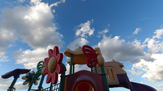 timelapse giochi spiaggia con nuvole in 4k