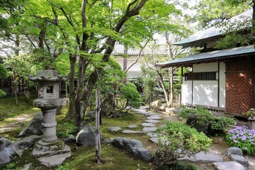 Fototapeta na wymiar 日本の古い建物と庭の風景