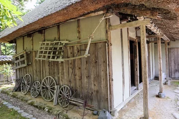 Fototapeten 日本の古い茅葺きの家のクローズアップ © masamasa3