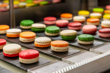 ショーケースに並ぶマカロン