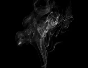 Rollo wirbelnde Bewegung der weißen Rauchgruppe, abstrakte Linie auf schwarzem Hintergrund isoliert © VRVIRUS