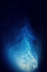 Blauer Sprühnebel vor schwarzem Hintergrund II (mit Retrofilter)