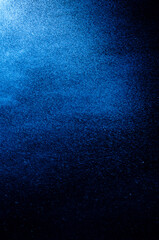 Blauer Sprühnebel vor schwarzem Hintergrund IX