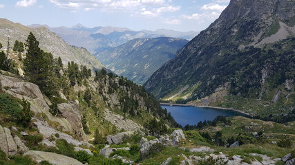 Vistas desde las altas montañas donde sólo se ven picos y la presa de la Restanca en el Valle de Arán, en el Parque Nacional de Aigüestortes.