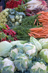 Etal de légumes au marché