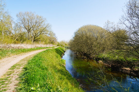 A gently cuved footpath alongside the River Idle in springtime