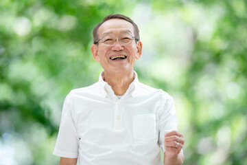歩く・散歩・ウォーキング・シニア男性