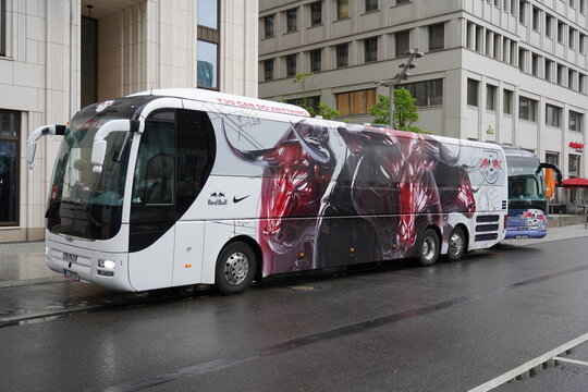 Mannschaftsbusse von RB Leipzig am Potsdamer Platz in Berlin am 14.05.2021