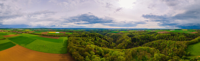Fototapeta na wymiar Panorama landschaft Landwirtschaft Windrad Wald