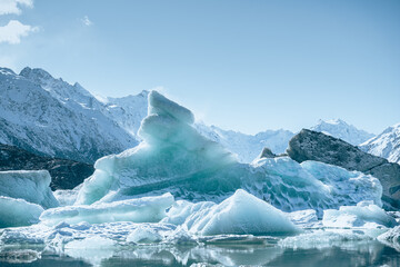 Fototapeta na wymiar Abschmelzender Eisberg der auf dem Tasman Glacier Lake treibt und dort abschmilzt bevor sein Wasser die Flüsse des Mount Cook National Park in Neuseeland speist