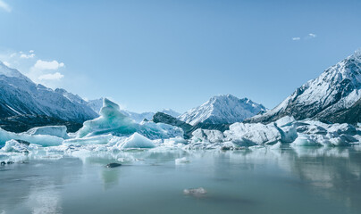 Fototapeta na wymiar Abgebrochene Eisberge schwimmen auf dem See des Tasman Gletschers im Mount Cook National Park in Neuseeland