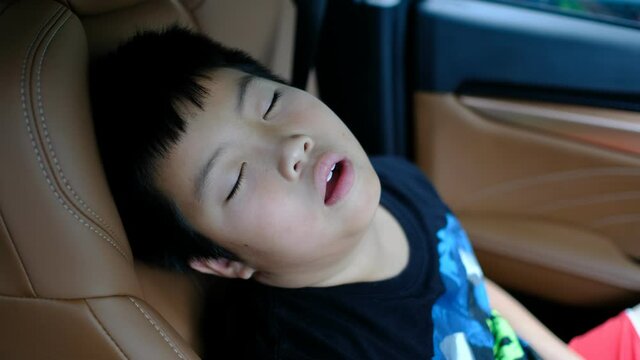 kid sleep on car, child feel sick, sleep on car seat
