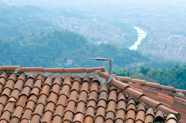 Homes: pitched roofs with clay tiles, present the upper pitch line, with tumor and galvanized rope,...