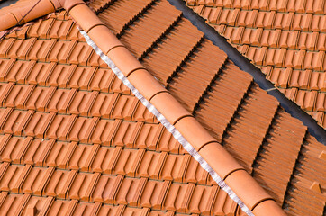 Obraz na płótnie Canvas Building: detail of the roof, with a multi-pitched roof, in tiles called 