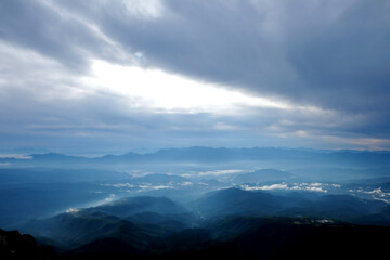 雲の切れ間に