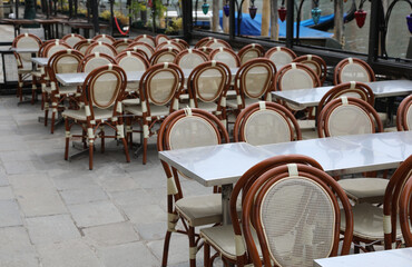 empty tables and chairs due to the economic crisis caused by the coronavirus