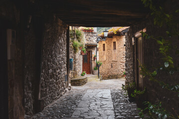 Vallejos oscuro en Potes, Cantabria