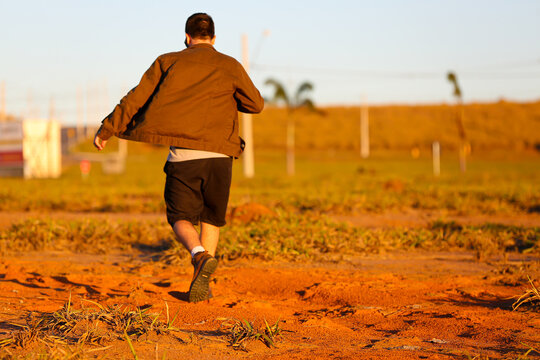 Homem caminhando no Deserto com bota e jaquetas.