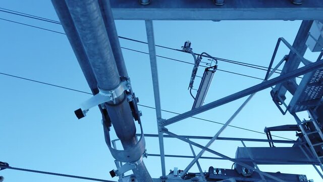 Des telesieges se croisent &agrave; La Toussuire dans les alpes fran&ccedil;aises