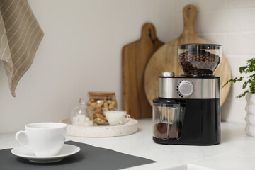 Obraz na płótnie Canvas Modern coffee grinder on counter in kitchen