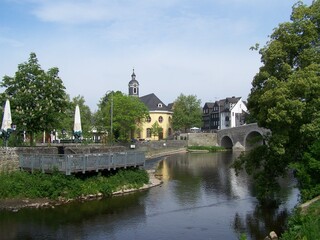 Fototapeta na wymiar Evangelische Hospitalkirche und Alte Lahnbrücke in Wetzlar, Hessen, Deutschland
