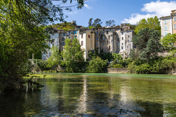 Vue sur les vieilles maisons et la forêt du village médiéval de Sauve depuis les bords du...