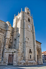 Campanario y torre del reloj de la catedral gótica de Palencia, Castilla y León, España