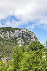 Fototapeta na wymiar Vue sur la montagne du Cengle depuis Saint-Hippolyte-du-Fort (Occitanie, France)