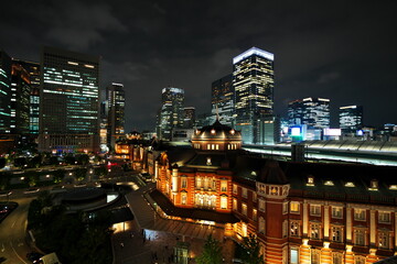 Fototapeta na wymiar 闇夜に輝く東京駅の街並み