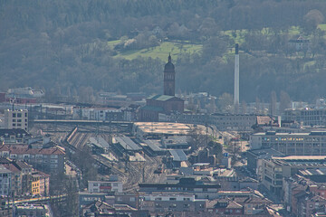 Blick über die Stadt Pforzheim, mit der St. Franziskuskirche im Zentrum